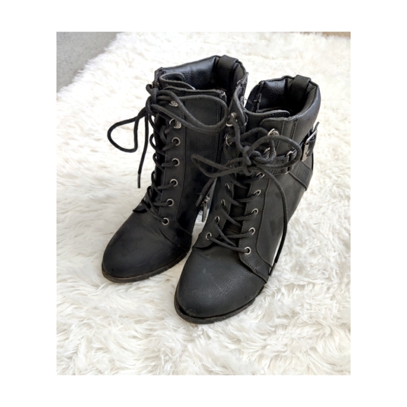 Daisy Fuentes Shoes - Daisy Fuentes zip heel boots